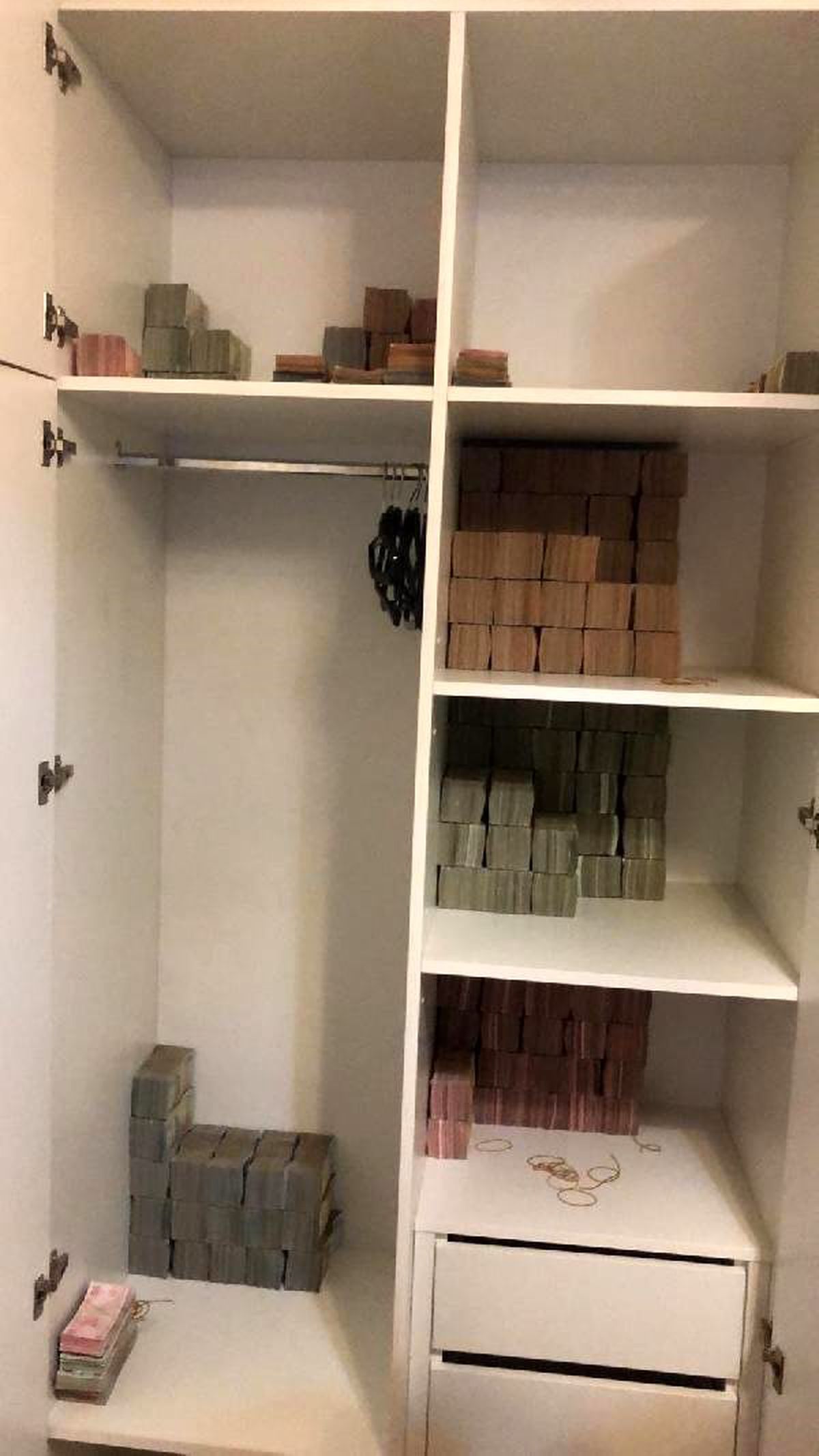 İstanbul'da yasa dışı bahis çetesine operasyon; Dolaptan 3 milyon lira çıktı