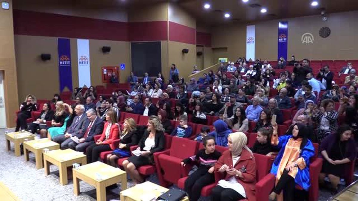 Kadınlar yarım kalan eğitim hayallerini 'Anne Üniversitesi' ile gerçekleştirdi