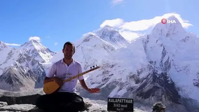 Kala Patthar zirvesinde saz çalıp türkü söyleyen Anıl Ünlü: 'Guinness rekorlar kitabına da... Kala Patthar zirvesinde saz çalıp türkü söyleyen Anıl Ünlü: 'Guinness rekorlar kitabına da...