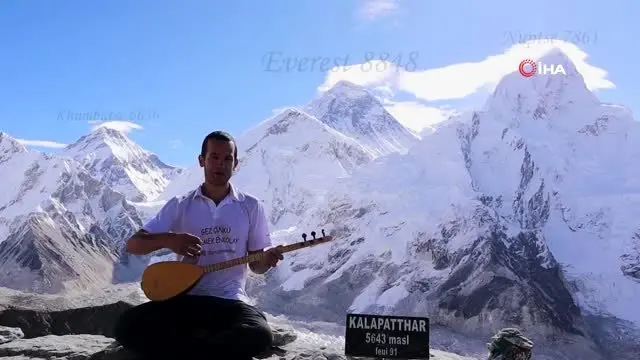 Kala Patthar zirvesinde saz çalıp türkü söyleyen Anıl Ünlü: 'Guinness rekorlar kitabına da... Kala Patthar zirvesinde saz çalıp türkü söyleyen Anıl Ünlü: 'Guinness rekorlar kitabına da...