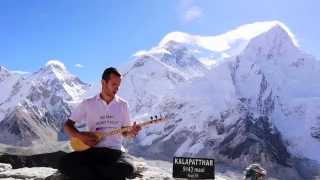 Karamanlı genç, Kala Patthar zirvesinde saz çalıp türkü söyledi Karamanlı genç, Kala Patthar zirvesinde saz çalıp türkü söyledi