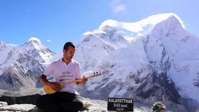 Karamanlı genç, Kala Patthar zirvesinde saz çalıp türkü söyledi Karamanlı genç, Kala Patthar zirvesinde saz çalıp türkü söyledi