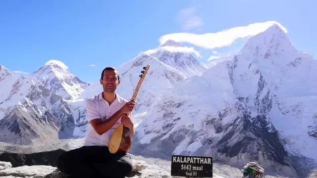 Karamanlı genç, Kala Patthar zirvesinde saz çalıp türkü söyledi Karamanlı genç, Kala Patthar zirvesinde saz çalıp türkü söyledi
