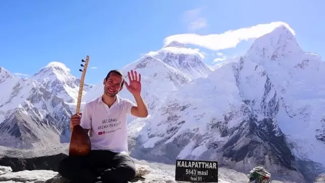 Karamanlı genç, Kala Patthar zirvesinde saz çalıp türkü söyledi Karamanlı genç, Kala Patthar zirvesinde saz çalıp türkü söyledi