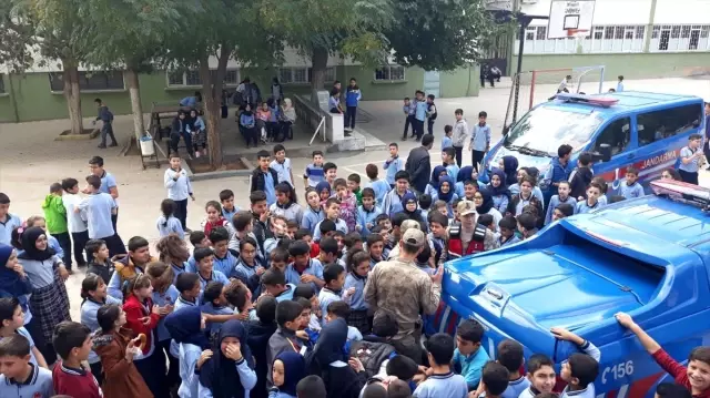 Nizip'te jandarmadan öğrencilere seminer Nizip'te jandarmadan öğrencilere seminer