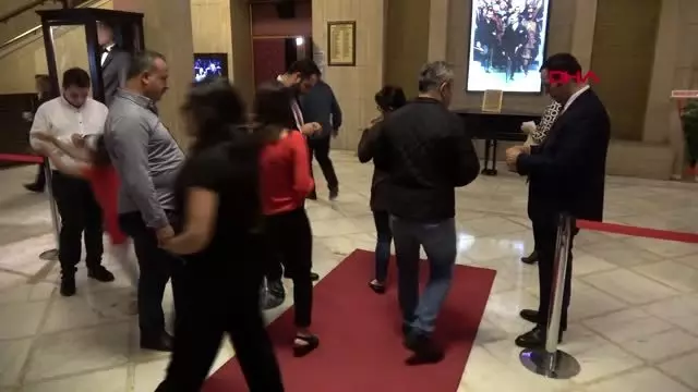 Senfonik neşet ertaş türkülerine kapalı gişe ilgi Senfonik neşet ertaş türkülerine kapalı gişe ilgi