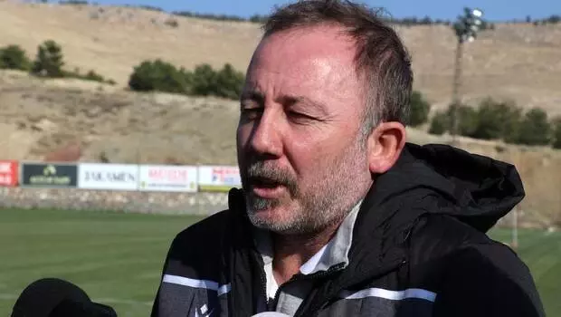 Sergen Yalçın: 'Sürekli beni seyrediyor. Şoke olduk' Sergen Yalçın: 'Sürekli beni seyrediyor. Şoke olduk'