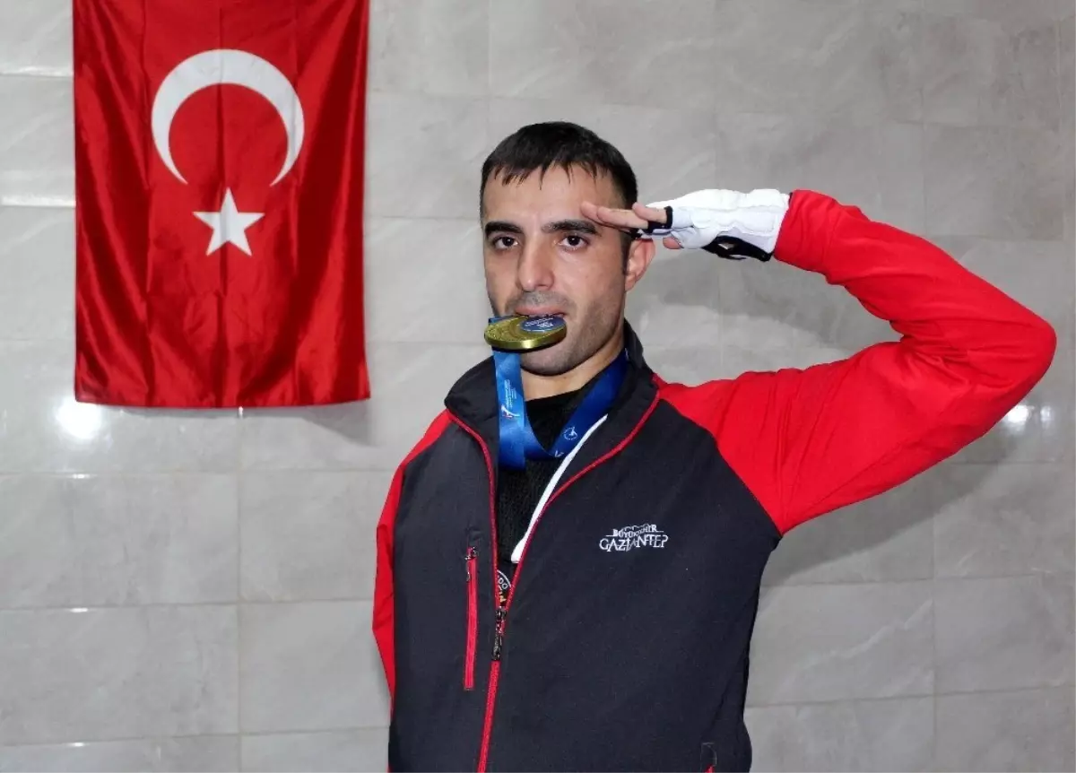 Tek kolu olmayan milli sporcu ayaklarıyla dünyaya meydan okuyor