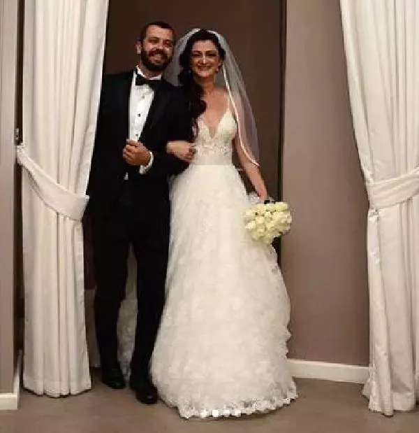 Adliyede intihar eden kişi, ünlü yazarın kocası çıktı Adliyede intihar eden kişi, ünlü yazarın kocası çıktı