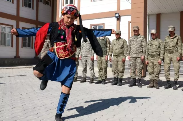 Akçakale'deki askerlere 'Efeli' moral ziyareti Akçakale'deki askerlere 'Efeli' moral ziyareti