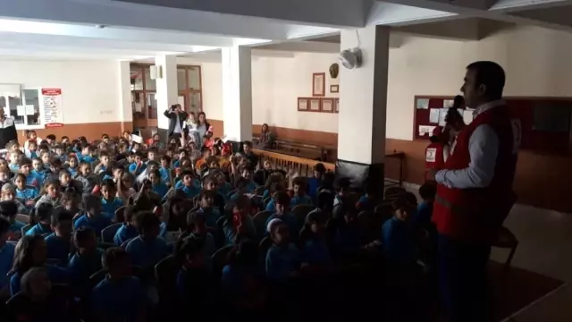 Akçakoca'da öğrencilere Kızılay anlatıldı Akçakoca'da öğrencilere Kızılay anlatıldı