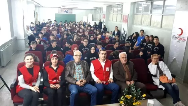Akçakoca'da öğrencilere Kızılay anlatıldı Akçakoca'da öğrencilere Kızılay anlatıldı