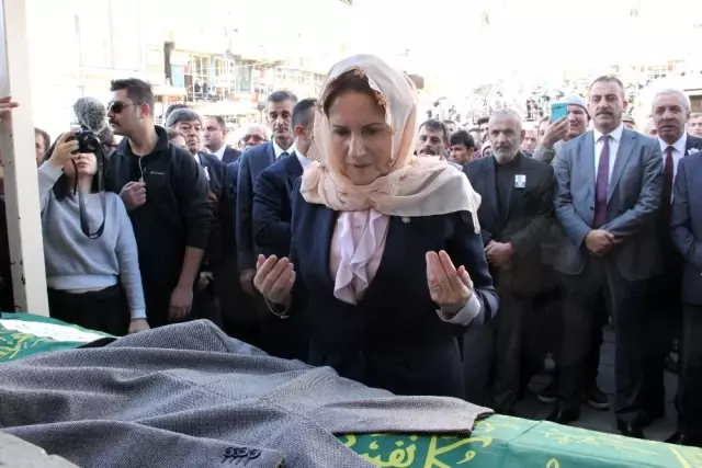 Akşener kazada ölen il başkanının cenaze törenine katıldı Akşener kazada ölen il başkanının cenaze törenine katıldı