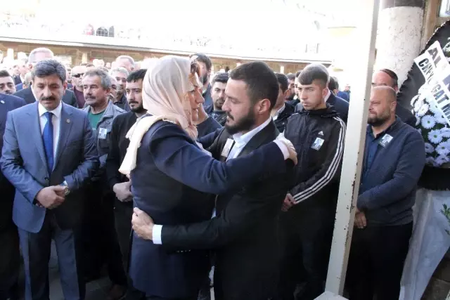 Akşener kazada ölen il başkanının cenaze törenine katıldı Akşener kazada ölen il başkanının cenaze törenine katıldı
