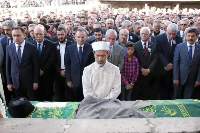 Akşener kazada ölen il başkanının cenaze törenine katıldı Akşener kazada ölen il başkanının cenaze törenine katıldı
