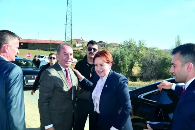 Akşener kazada ölen il başkanının cenaze törenine katıldı Akşener kazada ölen il başkanının cenaze törenine katıldı