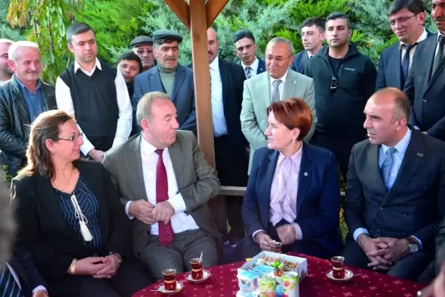 Akşener kazada ölen il başkanının cenaze törenine katıldı Akşener kazada ölen il başkanının cenaze törenine katıldı