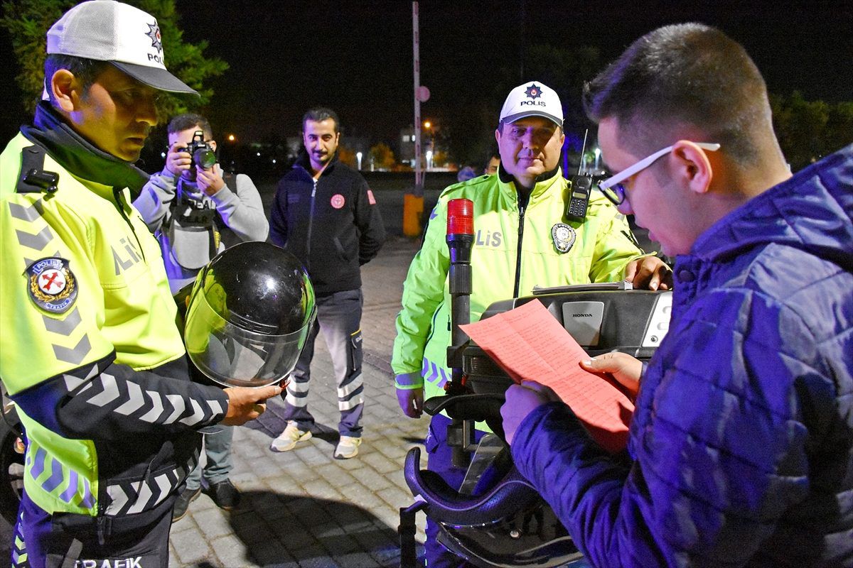 Anneden kask takmayan oğluna 'polise yakalatmalı' doğum günü sürprizi