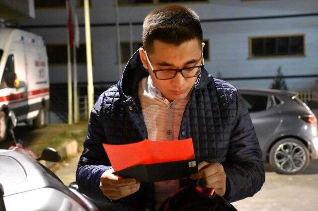 Anneden kask takmayan oğluna 'polise yakalatmalı' doğum günü sürprizi