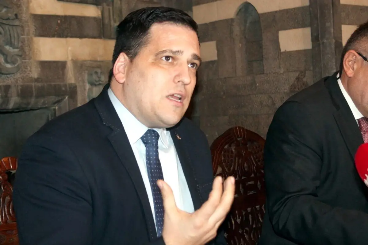 AP üyesi Zdechovsky'den evlat nöbeti tutan ailelere destek