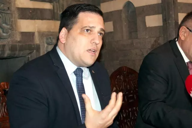 AP üyesi Zdechovsky'den evlat nöbeti tutan ailelere destek AP üyesi Zdechovsky'den evlat nöbeti tutan ailelere destek