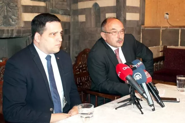 AP üyesi Zdechovsky'den evlat nöbeti tutan ailelere destek AP üyesi Zdechovsky'den evlat nöbeti tutan ailelere destek
