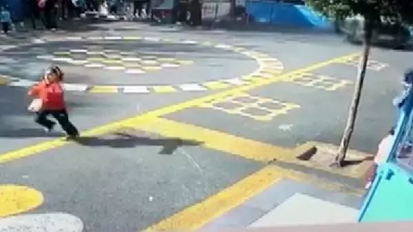 Avcılar'da okul bahçesindeki dehşet anı kamerada