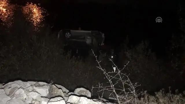 Çaya düşen araçtaki çift kurtarıldı
