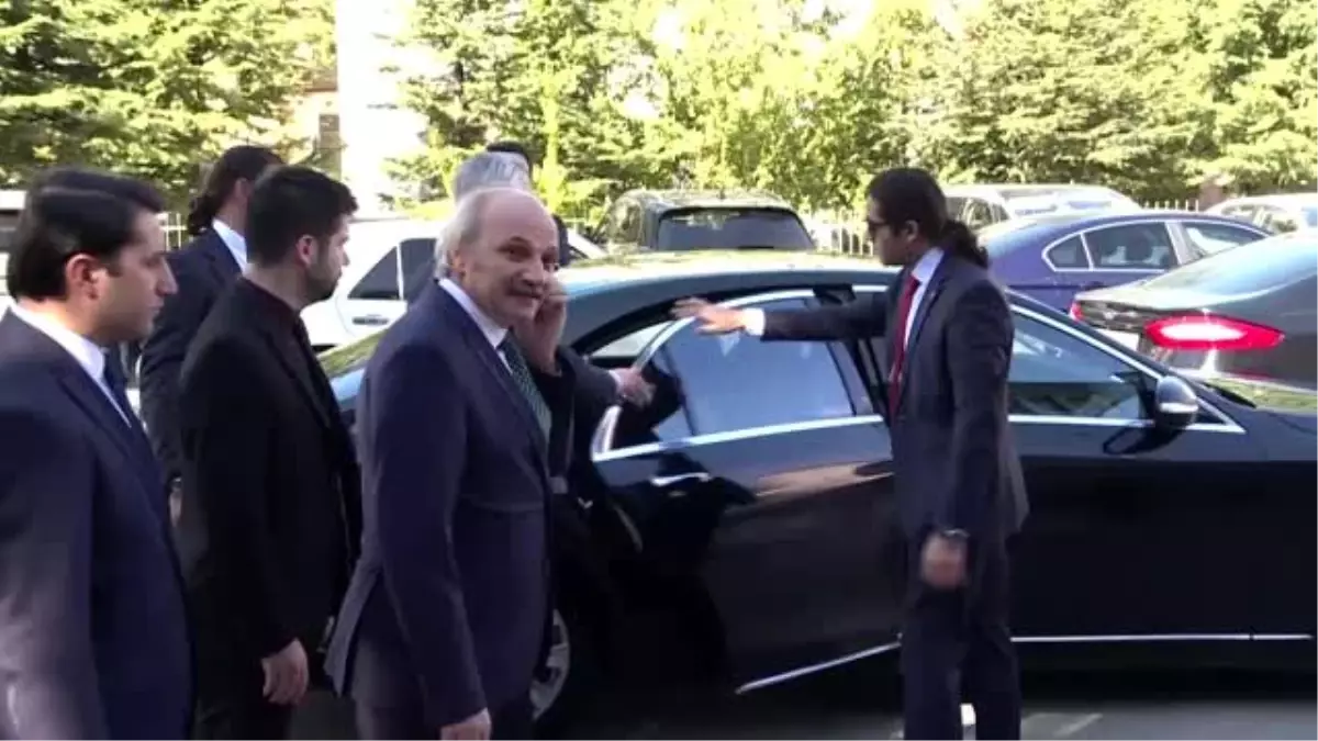 Davutoğlu'ndan Karamollaoğlu'na tebrik ziyareti