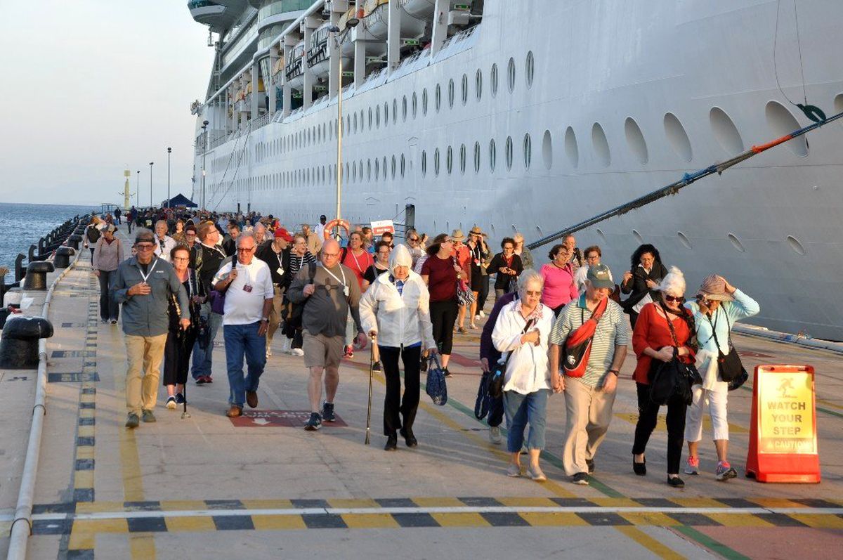Dev transatlantik yolcu gemisi 3 yıl aradan sonra Kuşadası'nda