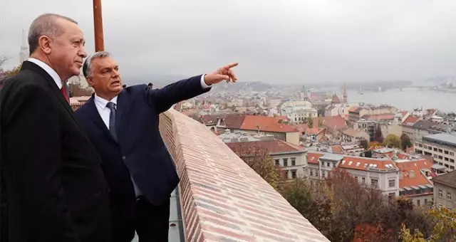 Erdoğan'ın Macaristan ziyaretinden dikkat çeken fotoğraflar! Tuna Nehri'ni incelediler Erdoğan'ın Macaristan ziyaretinden dikkat çeken fotoğraflar! Tuna Nehri'ni incelediler