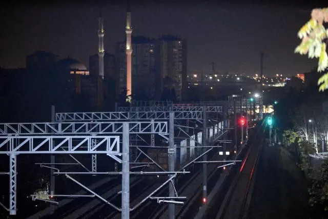 Çin'den Avrupa'ya giden ilk yük treni Marmaray'dan geçti Çin'den Avrupa'ya giden ilk yük treni Marmaray'dan geçti