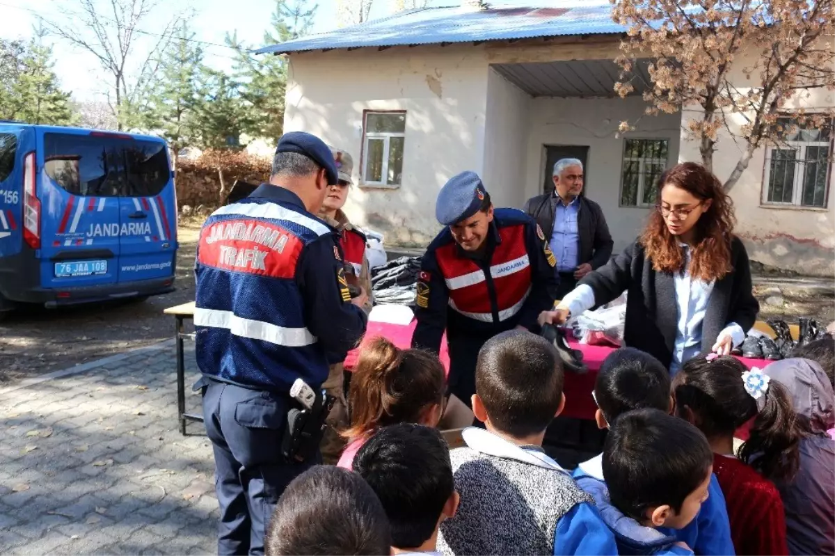 Jandarmadan öğrencilere ayakkabı ve kıyafet yardımı