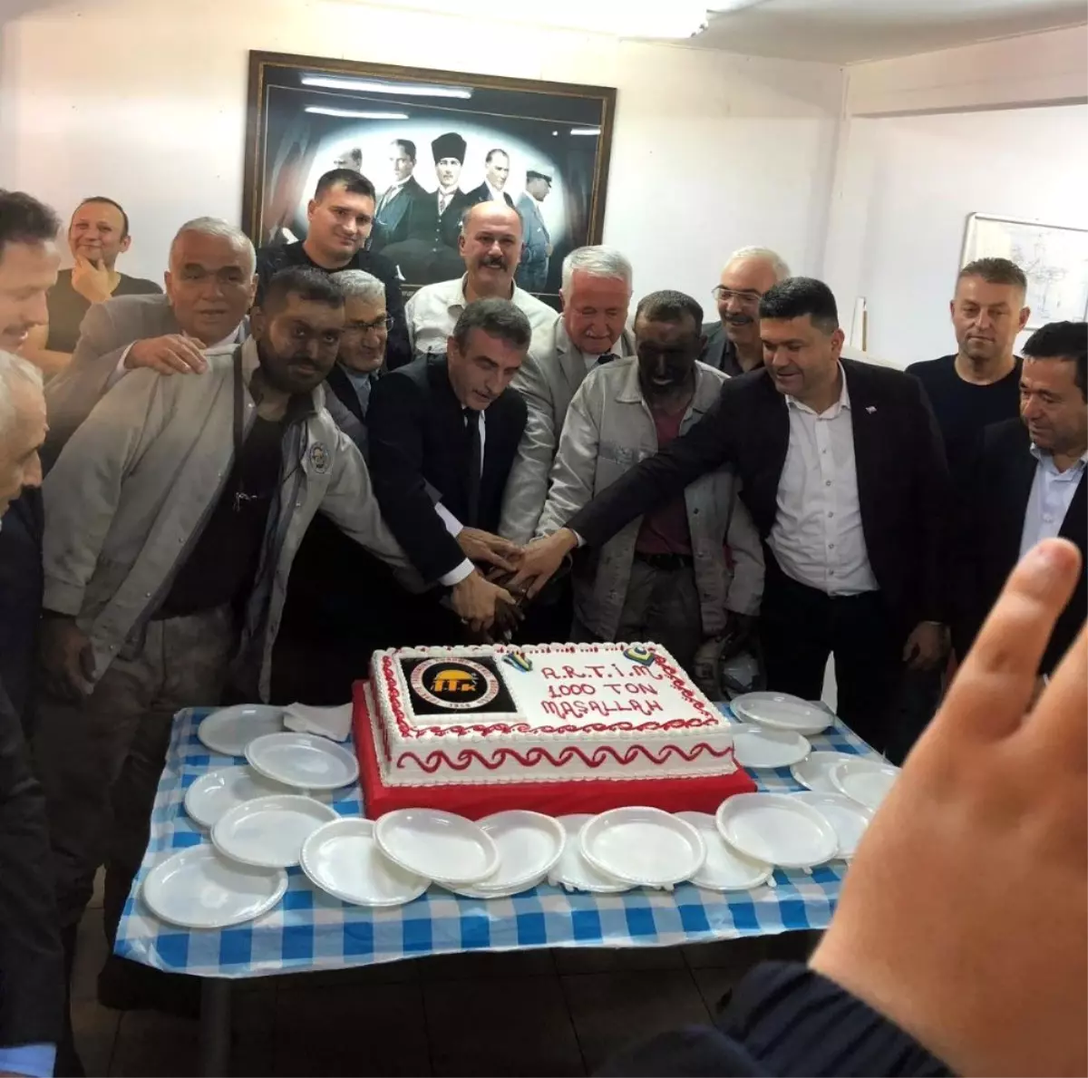 Madenciler üretimin artmasını pastayla kutladı