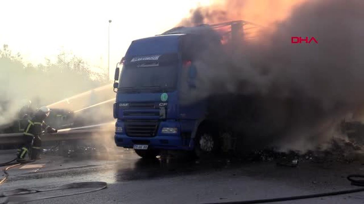 Oyuncak yüklü tır otoyolda yandı