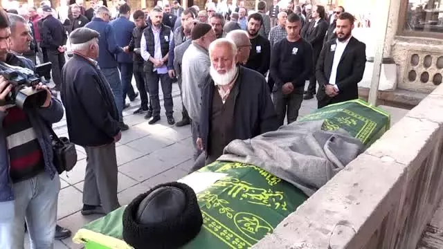 Trafik kazasında ölen İYİ Parti Yozgat İl Başkanı toprağa verildi Trafik kazasında ölen İYİ Parti Yozgat İl Başkanı toprağa verildi
