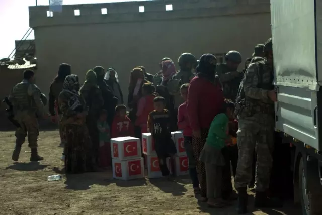 Türk Kızılayı'ndan sivillere yardım sürüyor
