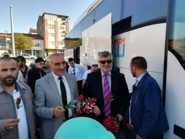 Umre ibadetini yerine getiren 48 Umreci güllerle karşılandı