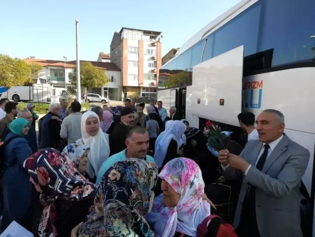 Umre ibadetini yerine getiren 48 Umreci güllerle karşılandı Umre ibadetini yerine getiren 48 Umreci güllerle karşılandı