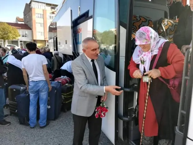 Umre ibadetini yerine getiren 48 Umreci güllerle karşılandı Umre ibadetini yerine getiren 48 Umreci güllerle karşılandı