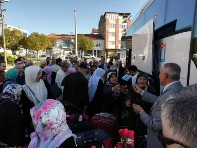 Umre ibadetini yerine getiren 48 Umreci güllerle karşılandı Umre ibadetini yerine getiren 48 Umreci güllerle karşılandı