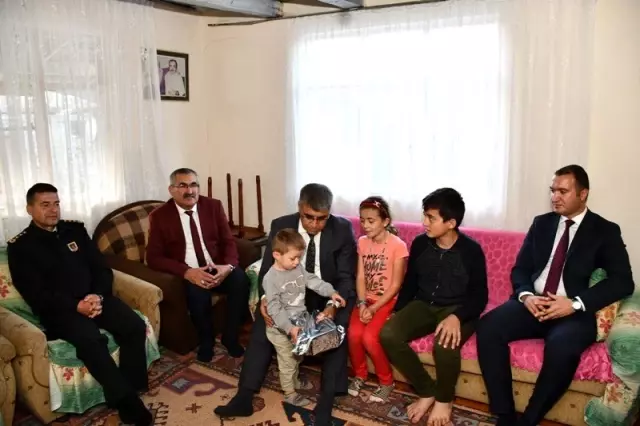 Vali Gürel'den dezavantajlı ailelere ziyaret Vali Gürel'den dezavantajlı ailelere ziyaret