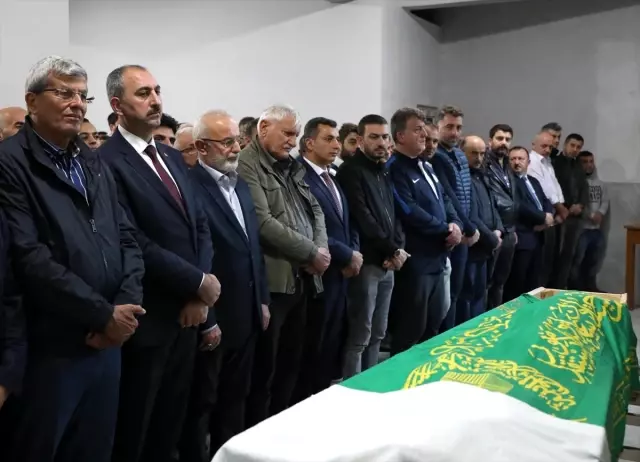 Yargıtay Üyesi Kenan İpek'in annesi defnedildi Yargıtay Üyesi Kenan İpek'in annesi defnedildi