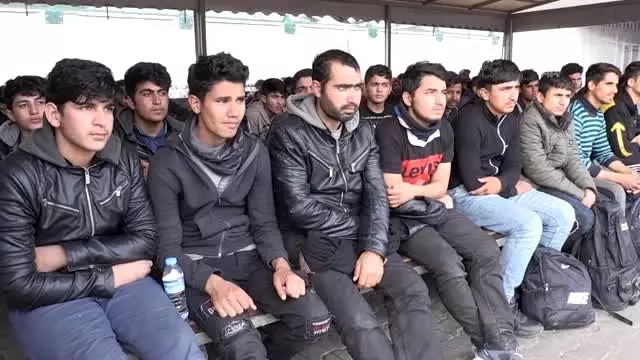 Yunanistan'ın Türkiye'ye zorla geri gönderdiği düzensiz göçmenler yaşadıklarını anlattı Yunanistan'ın Türkiye'ye zorla geri gönderdiği düzensiz göçmenler yaşadıklarını anlattı
