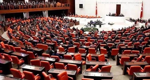 Zazaca konuşma Meclis'i karıştırdı! Milletvekillleri, HDP'li vekile tepki gösterdi Zazaca konuşma Meclis'i karıştırdı! Milletvekillleri, HDP'li vekile tepki gösterdi
