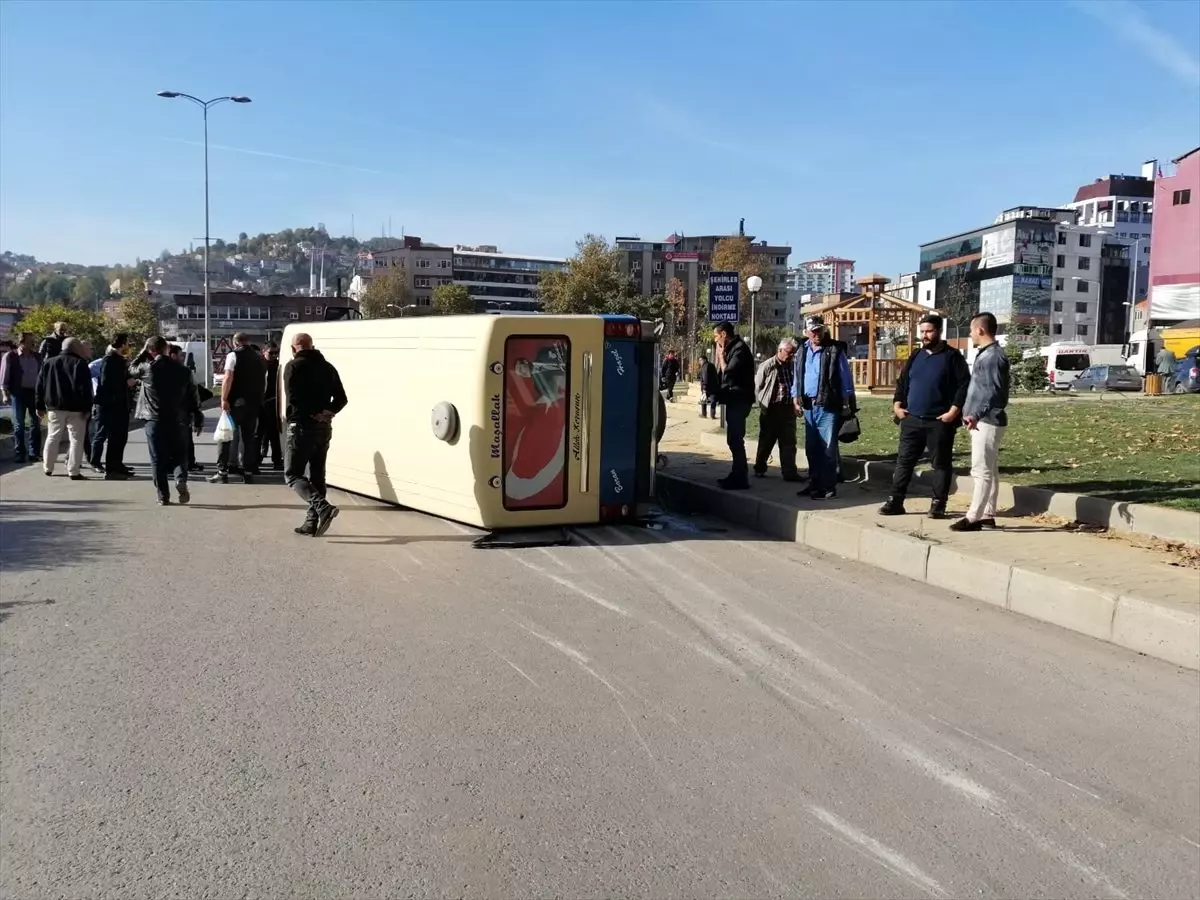 Zonguldak'ta yolcu minibüsü devrildi: 9 yaralı