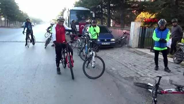 Afyonkarahisar ata'nın huzuruna çıkmak için 630 kilometre pedal çevirecekler Afyonkarahisar ata'nın huzuruna çıkmak için 630 kilometre pedal çevirecekler