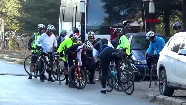 Afyonkarahisar ata'nın huzuruna çıkmak için 630 kilometre pedal çevirecekler Afyonkarahisar ata'nın huzuruna çıkmak için 630 kilometre pedal çevirecekler