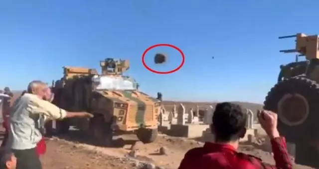 ABD askerlerinin 'N'olur gitmeyin' diye boynuna sarılan YPG'li teröristler, Türk askerine taş fırlattı ABD askerlerinin 'N'olur gitmeyin' diye boynuna sarılan YPG'li teröristler, Türk askerine taş fırlattı