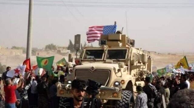 Amerikan askerlerinin boynuna sarılan YPG'li teröristler, Türk askerine taş fırlattı
